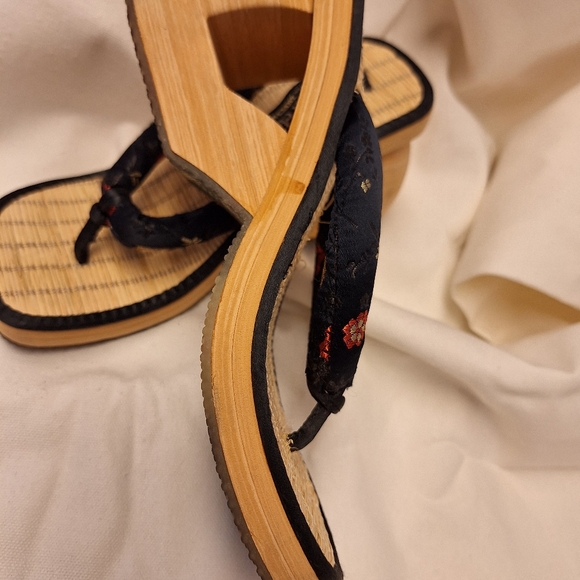 Platform hawaiian slippers - Picture 3 of 5